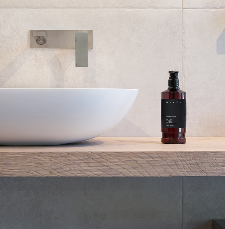 Milo za obraz in roke Nefel -  BLACK AMBER 480 mL (1/1) hotelska-kozmetika/nefel_face_and_hand_soap_black_amber_flaconeml_ambientata