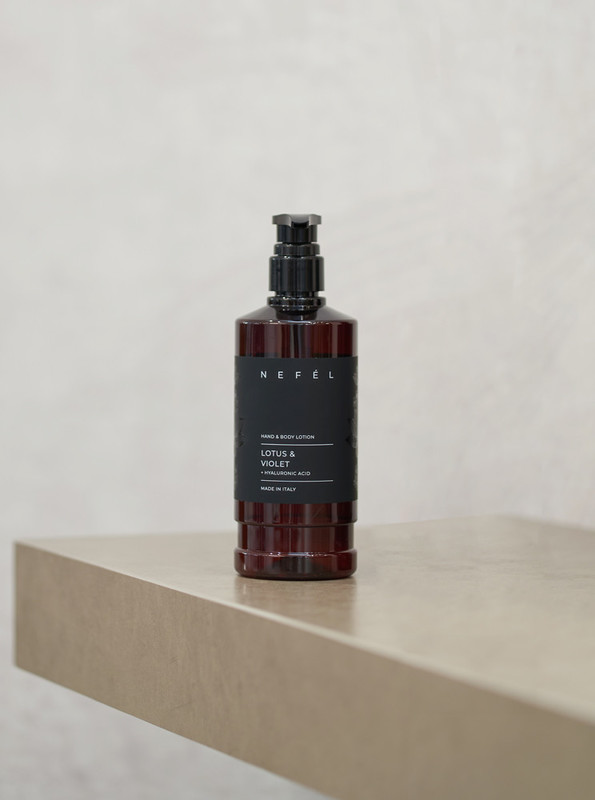 Losjon za roke in telo Nefel - LOTUS & VIOLET 480 mL (1/1) hotelska-kozmetika/nefel_lotus_and_violet_hand_and_body_lotion_flaconeml_ambientata